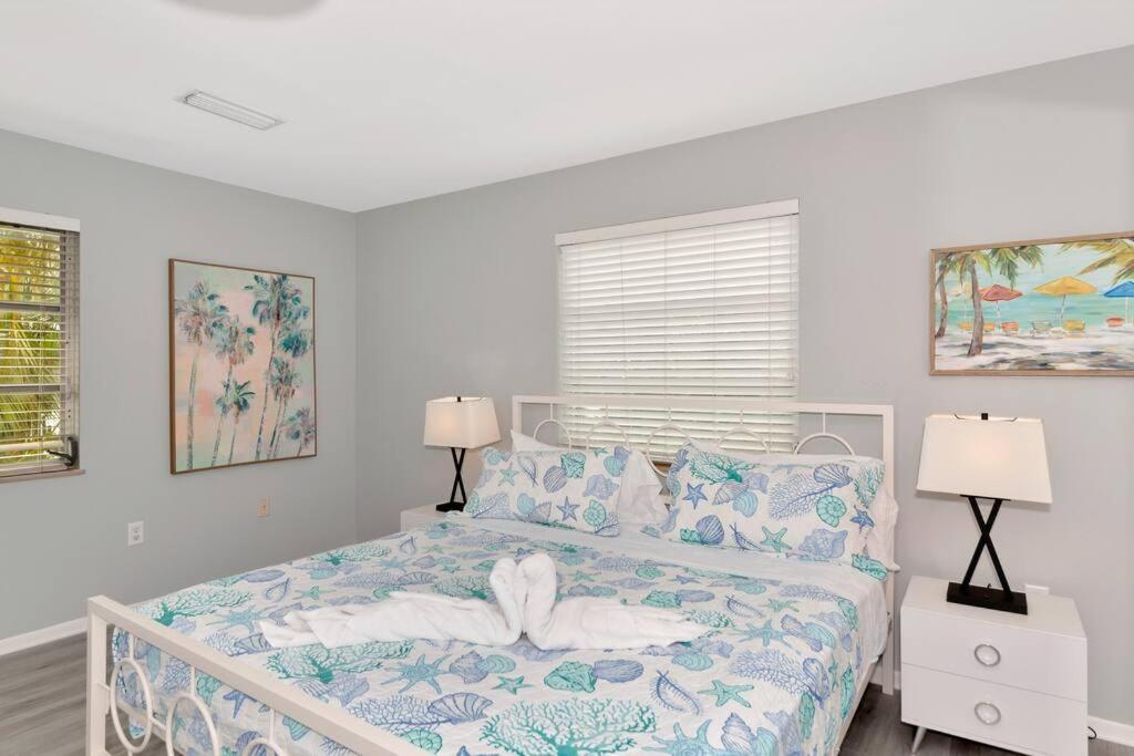Walk To The Beach - Island Villa Siesta Key Exterior photo